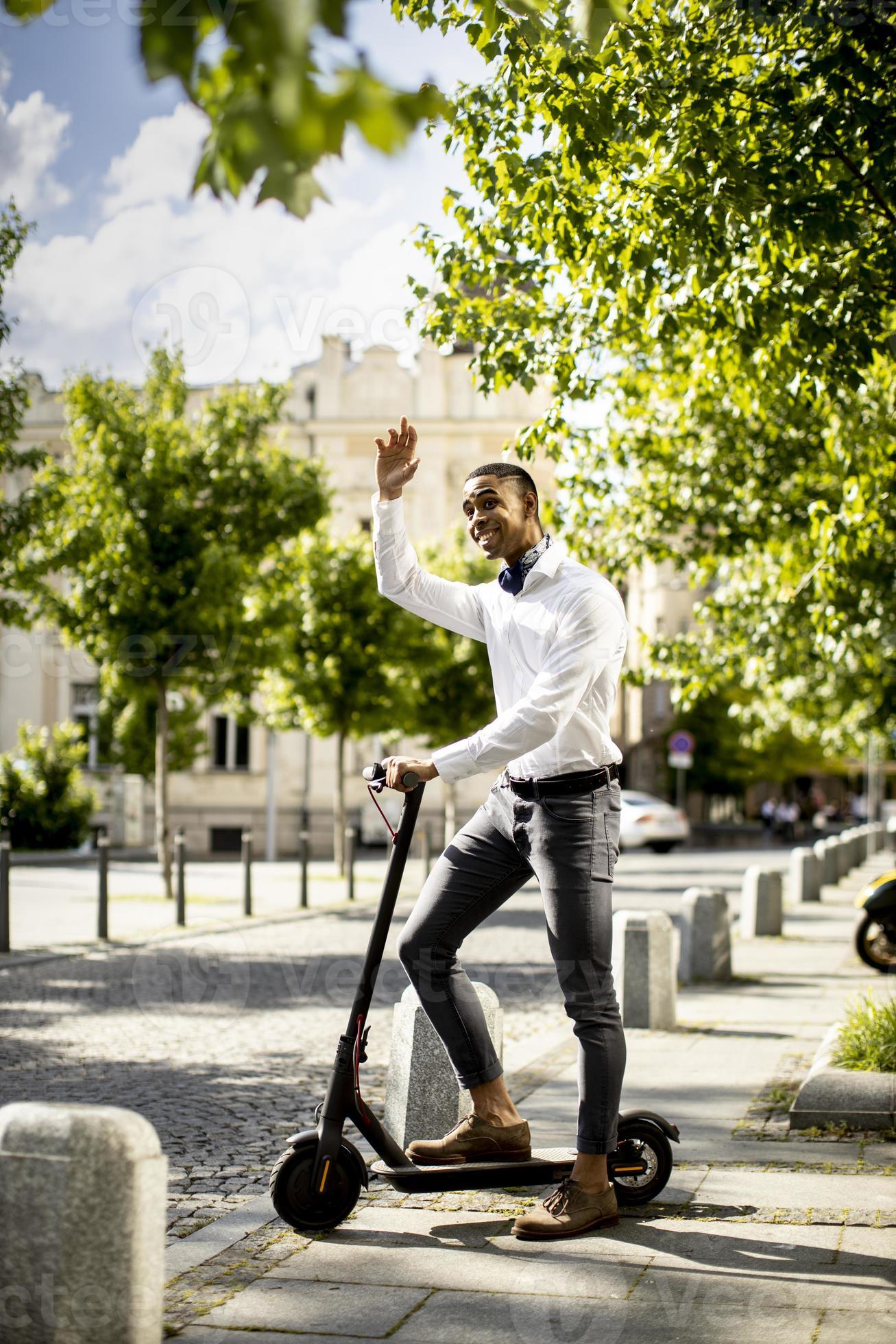 vokse op Eller enten At forurene Young African American using electric scooter on a street 2983967 Stock  Photo at Vecteezy