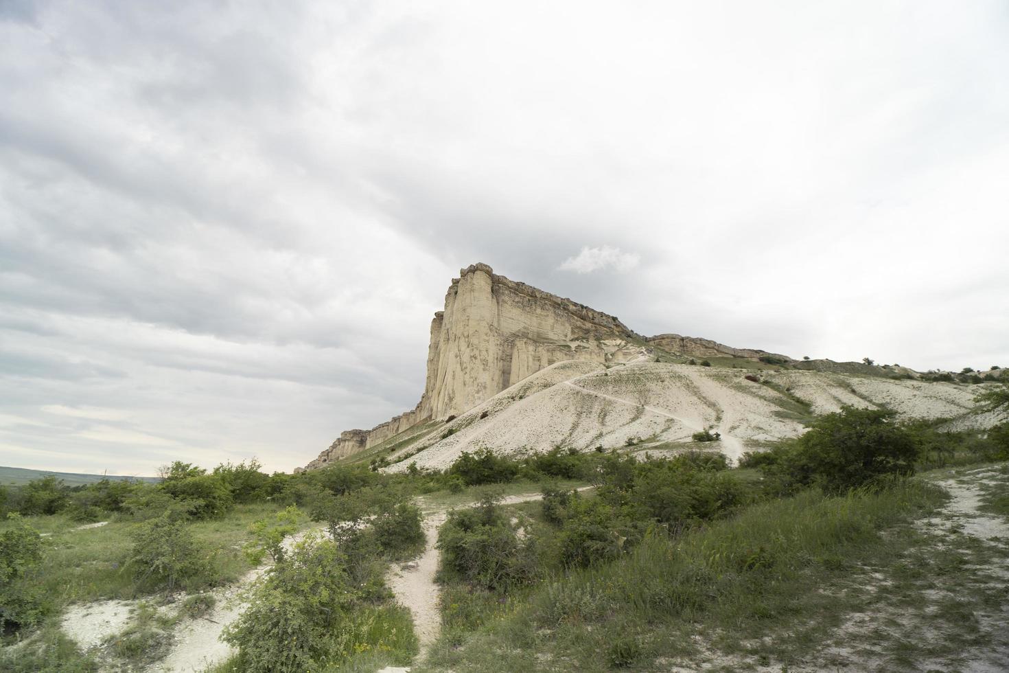 paisaje natural con vista a la roca blanca. foto