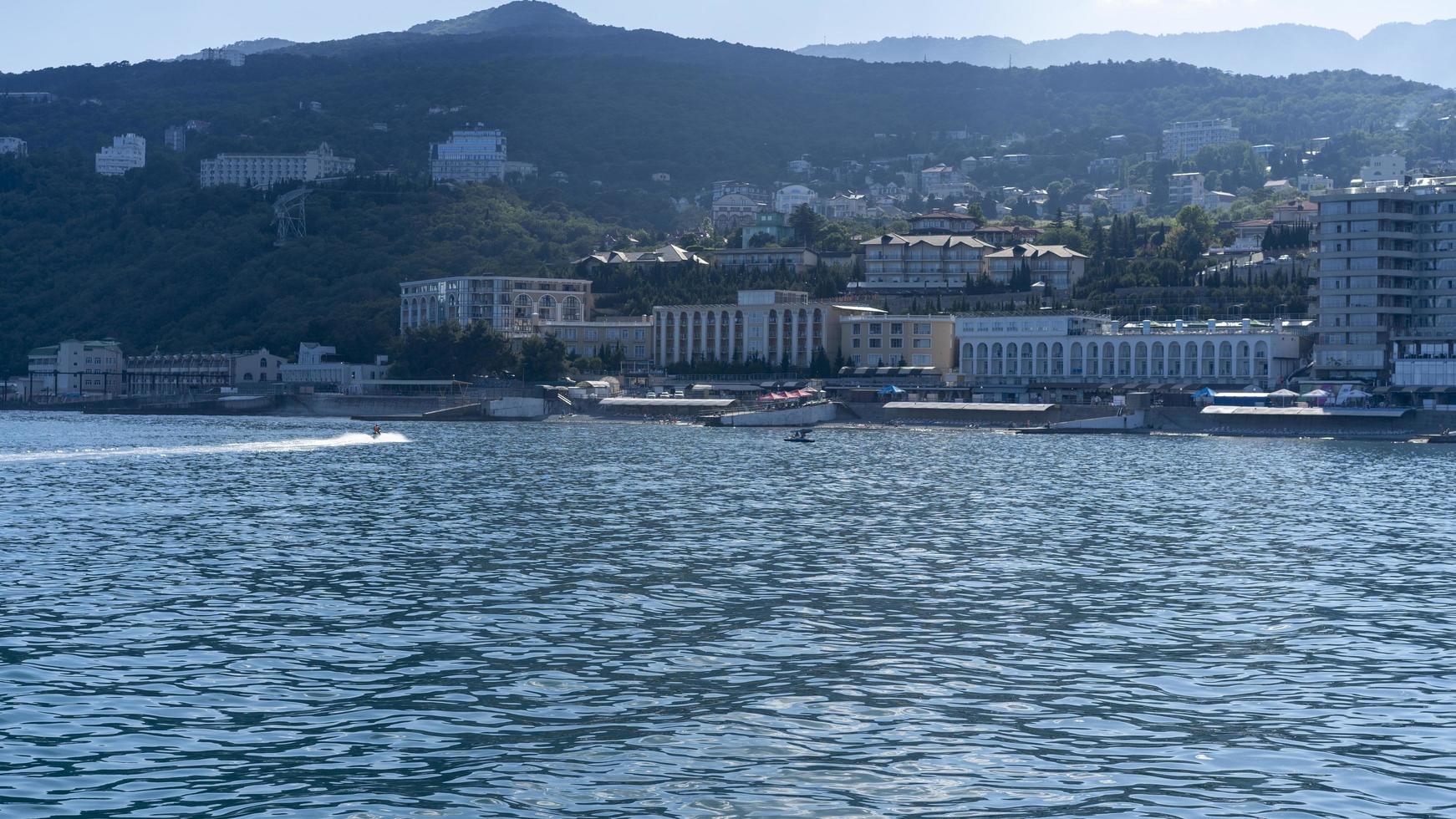 paisaje marino con vistas a la costa de yalta foto