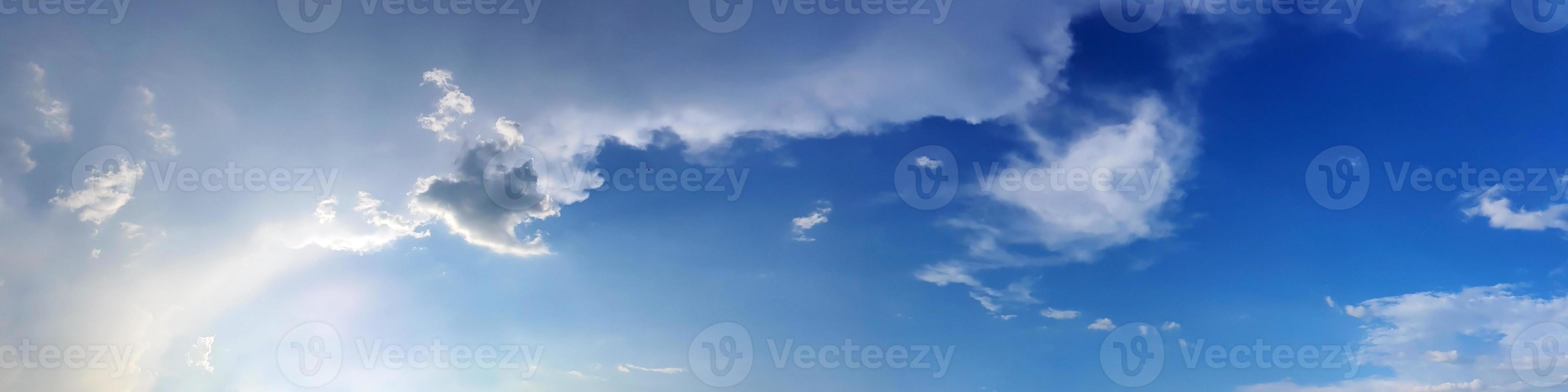 panorama del cielo con nubes en un día soleado. hermosa nube cirro. foto