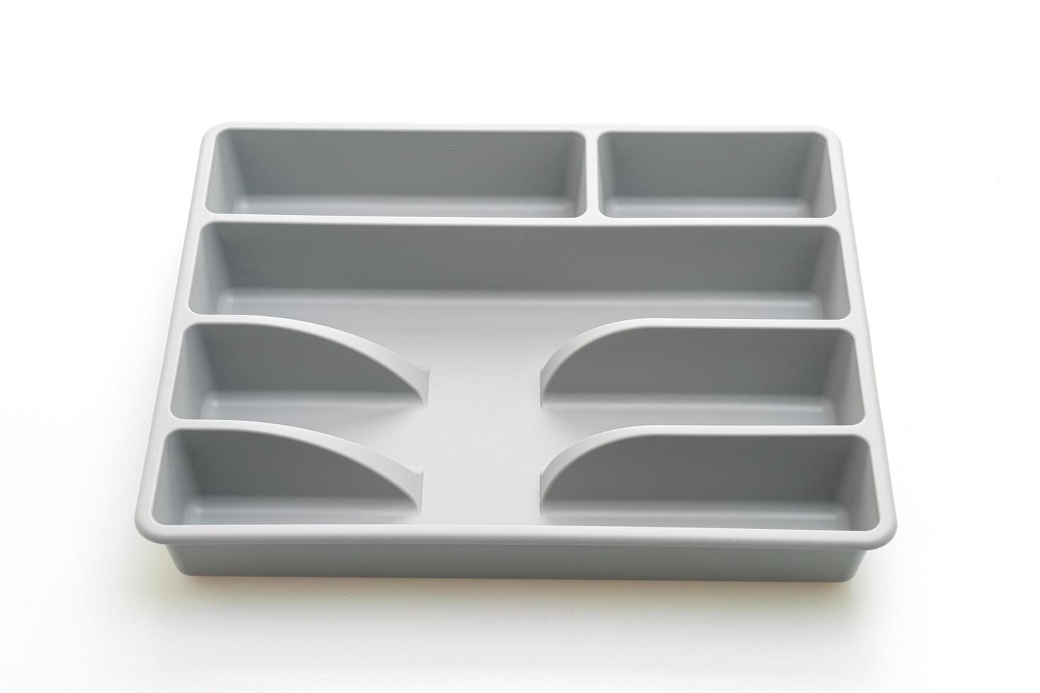 Caja de cocina con cubiertos para cucharas, tenedores, cuchillos aislado sobre fondo blanco. foto