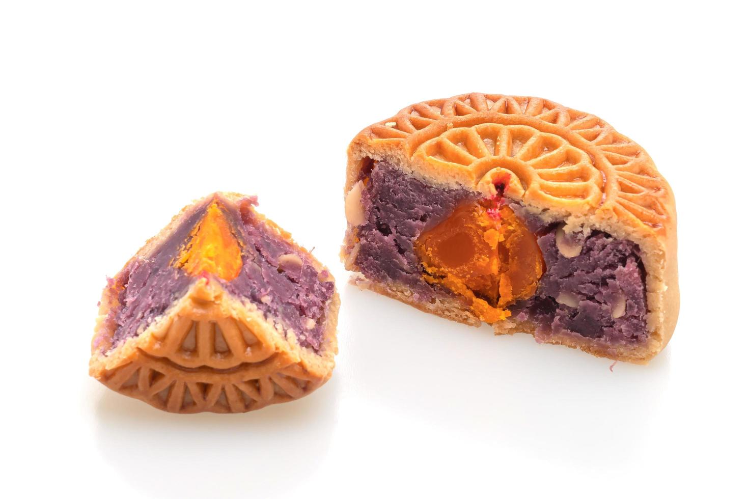 pastel de luna chino sabor a batata morada y yema de huevo foto