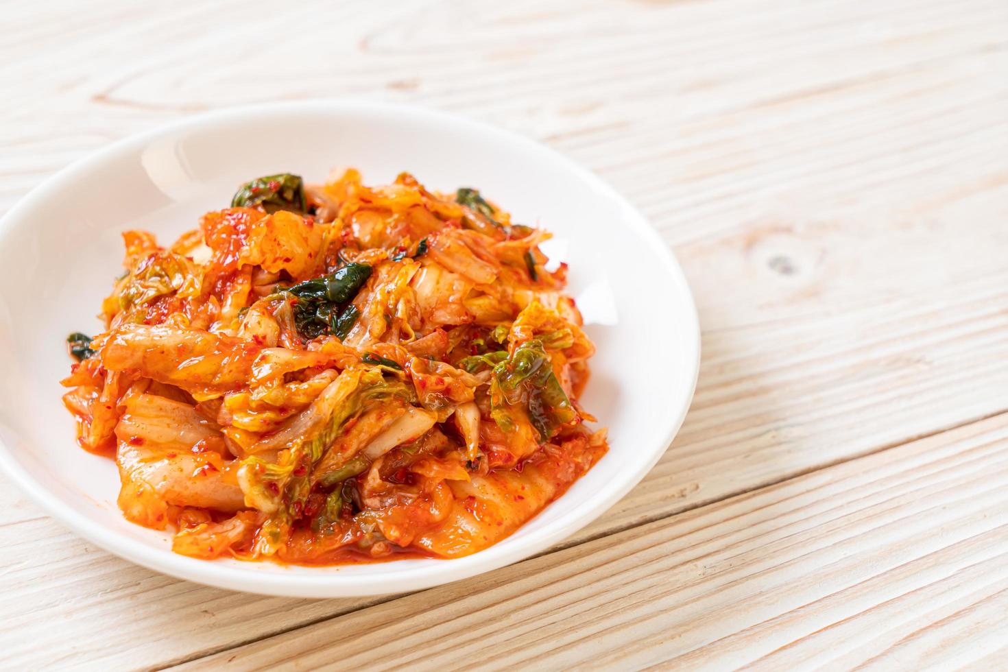 col kimchi en un plato foto