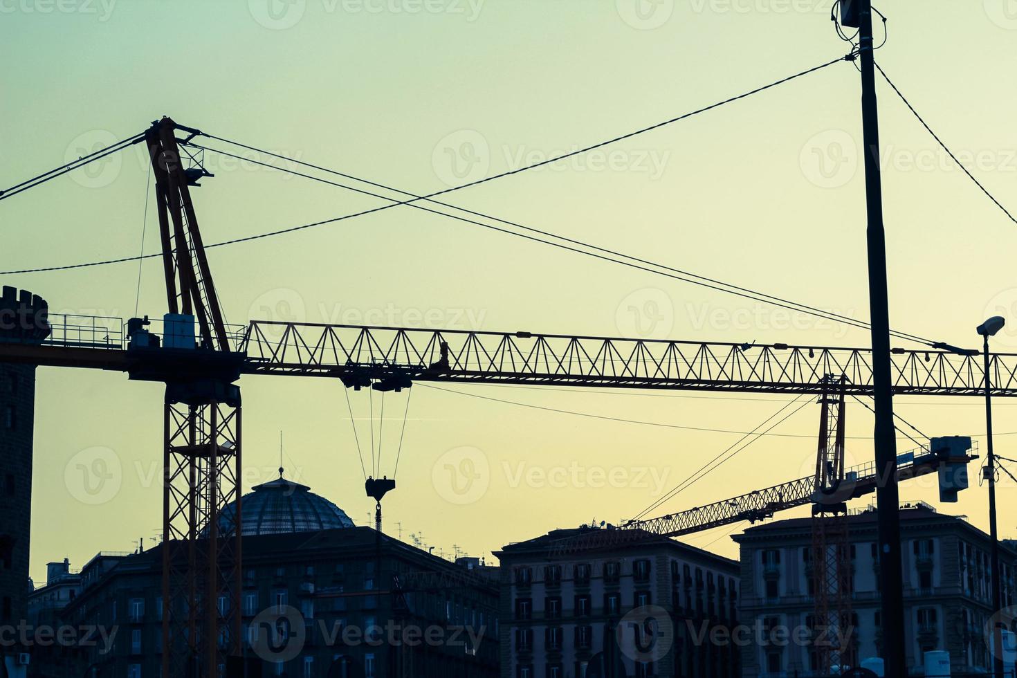 Grúas industriales en el centro de Nápoles. foto