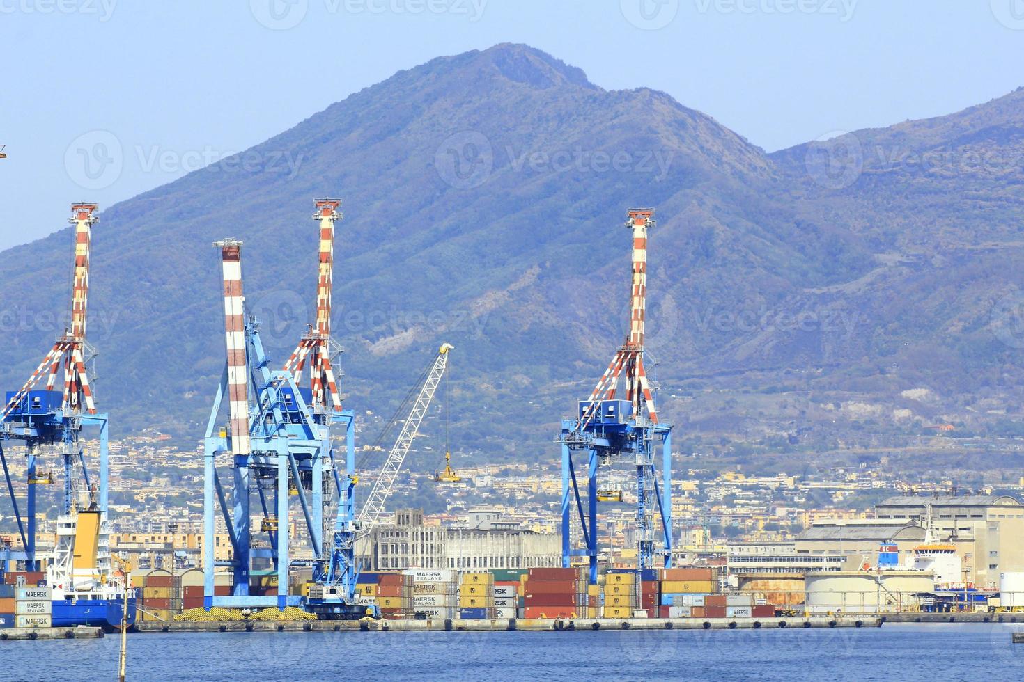 puerto de nápoles con grúa foto