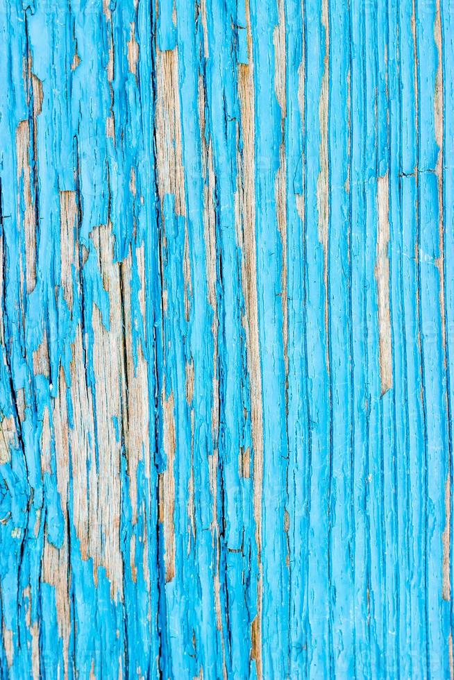 Cerca de una antigua puerta de madera, pintura azul turquesa pelando la textura del fondo foto