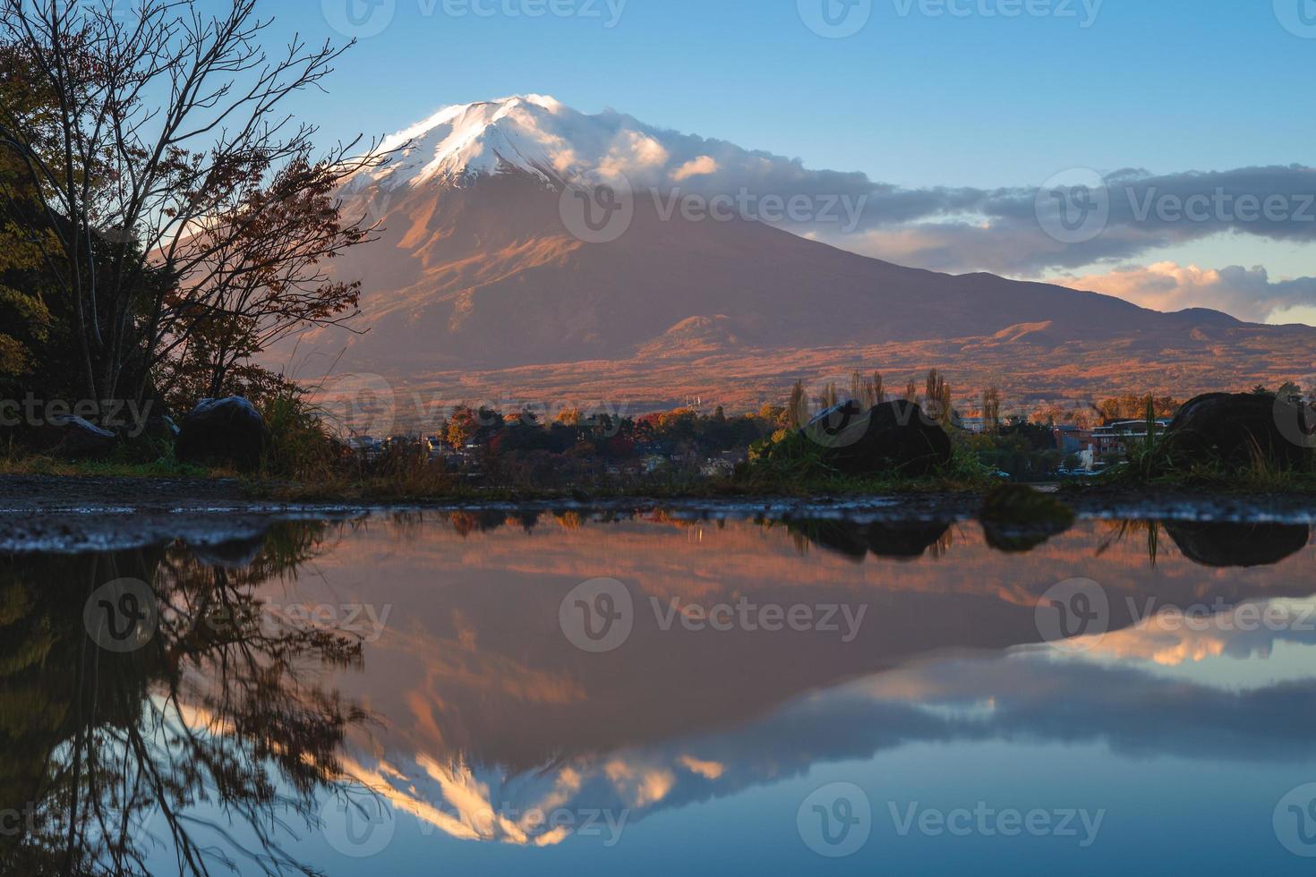 paisaje del monte fuji y el lago kawaguchi en yamanashi en japón foto