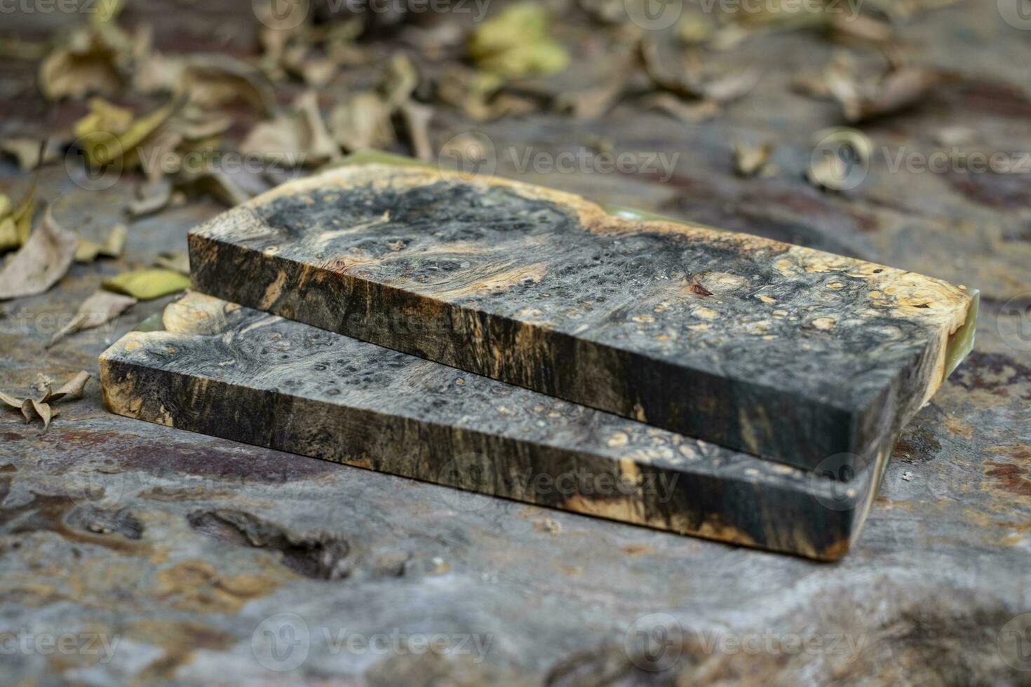 Fundición de madera de arce de resina epoxi sobre la mesa foto