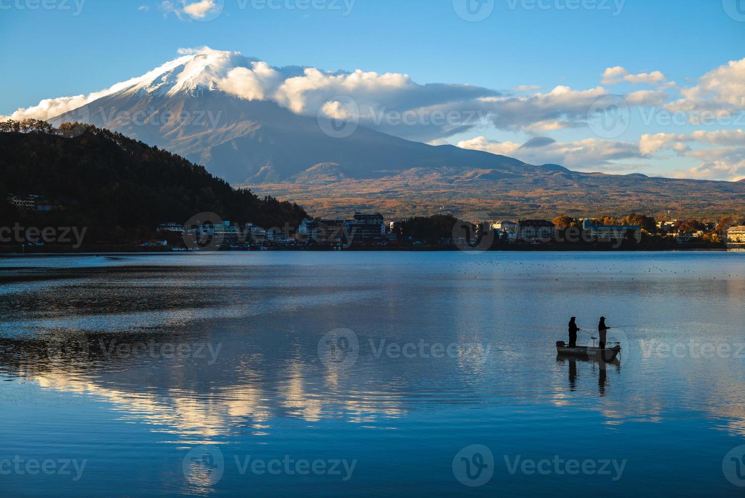 paisaje del monte fuji y el lago kawaguchi en yamanashi, japón foto