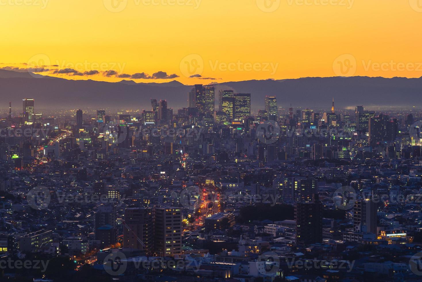 Paisaje de la ciudad de Nagoya, capital de la prefectura de Aichi en Japón al atardecer foto