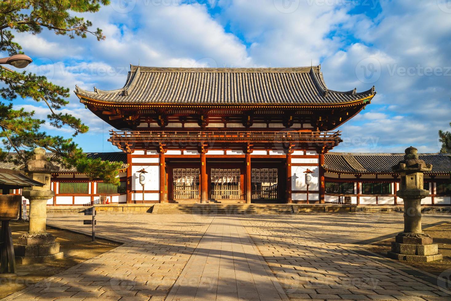 puerta central de todaiji, gran templo oriental, en nara, japón foto