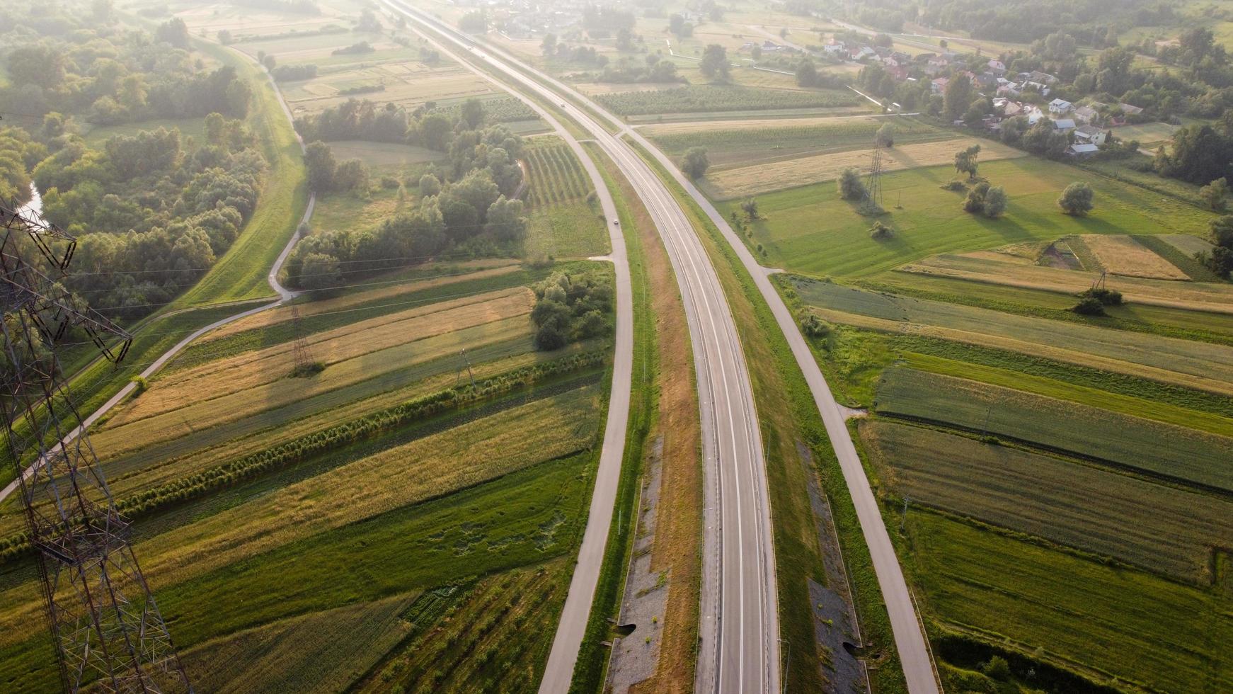 Vista aérea de la carretera local durante el día de verano. foto