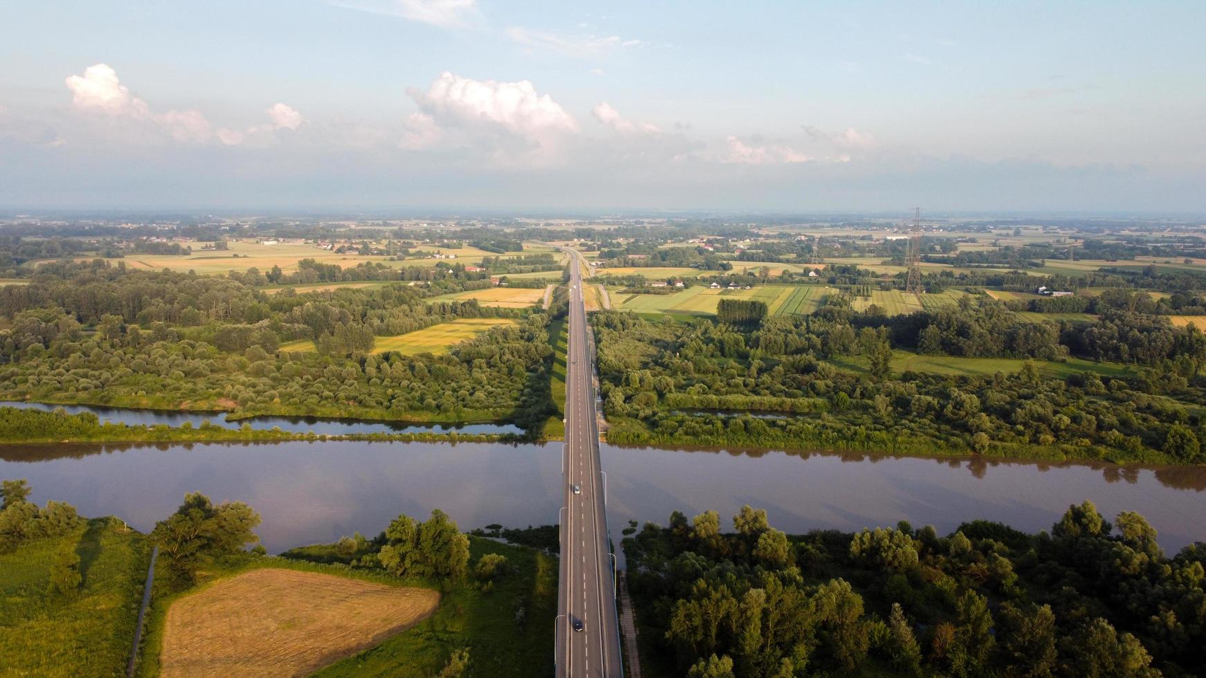 Vista aérea de la carretera local durante el día de verano. foto