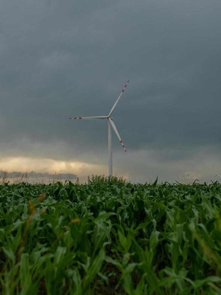 molino de viento en tiempo tormentoso foto