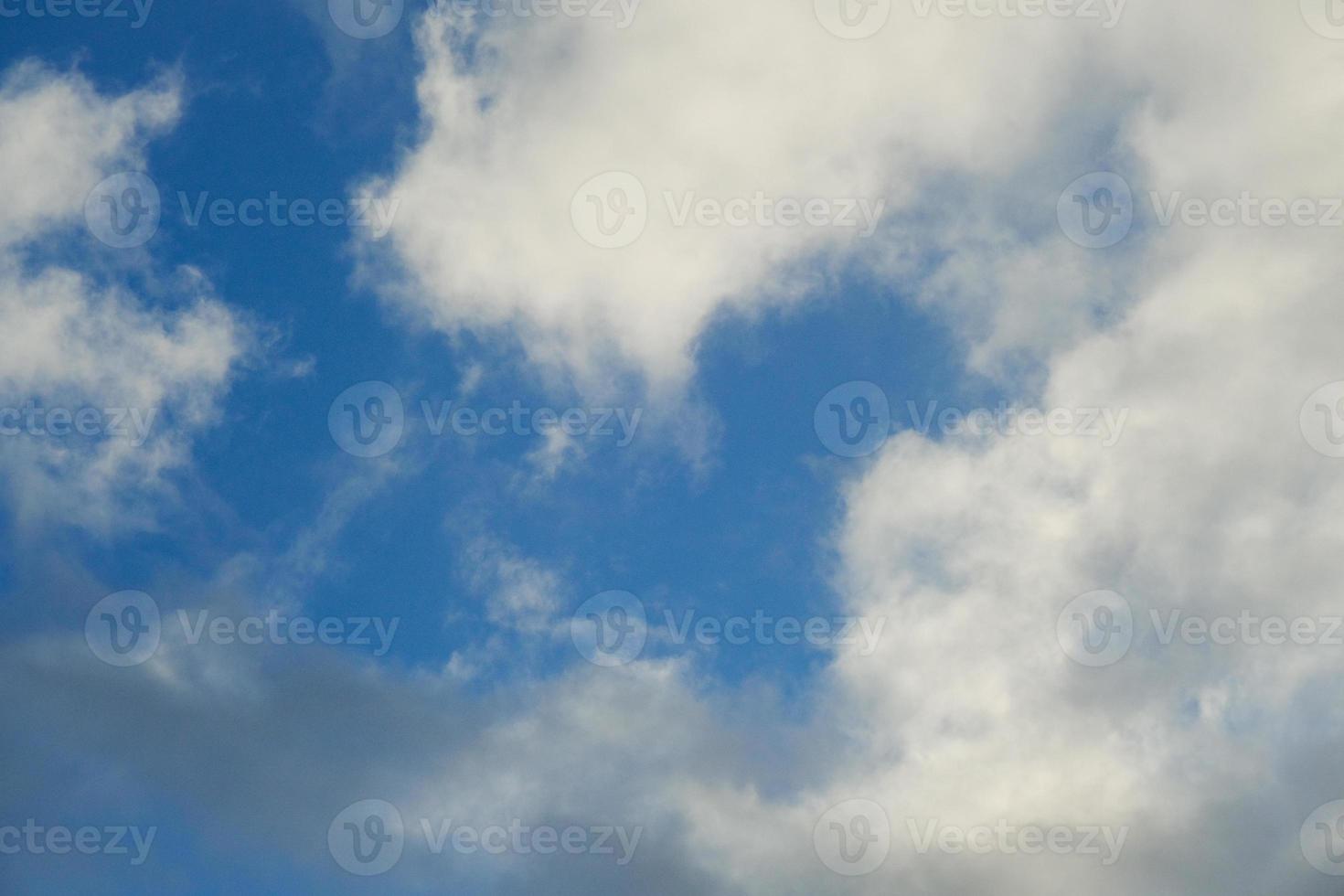 Hermoso y tranquilo cielo azul con esponjosas nubes altas, clima en un día nublado, fondos foto