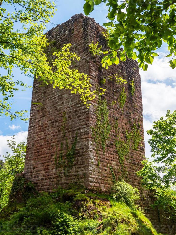 Ruinas del castillo medieval de Nidek en las montañas Vosgos, Alsacia foto