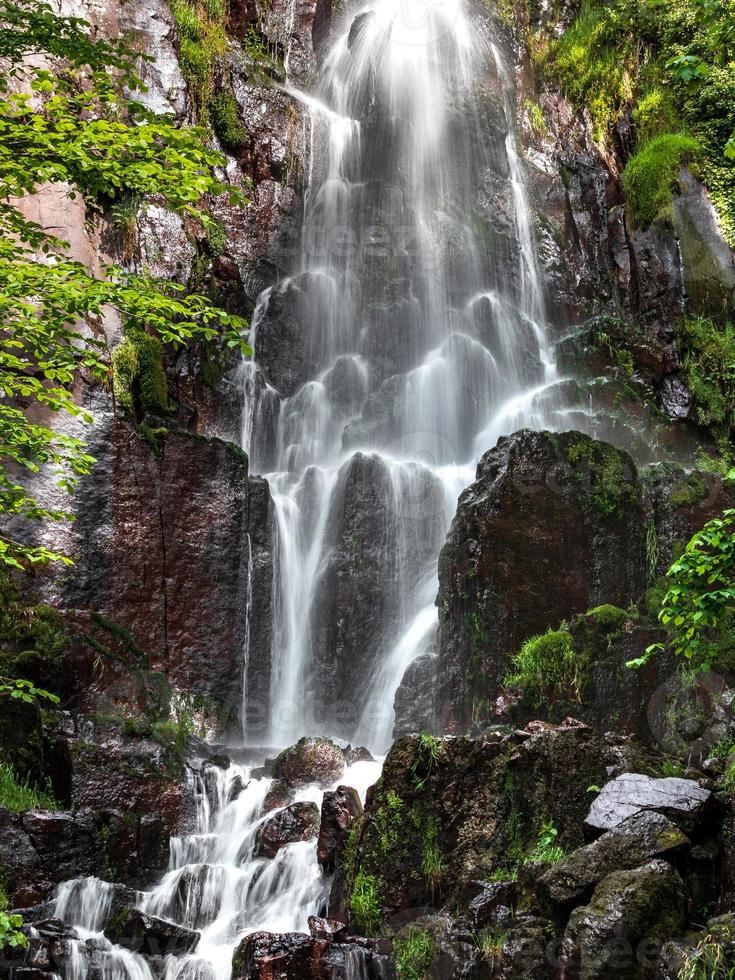 Cascada nideck cerca de las ruinas del castillo medieval en Alsacia foto