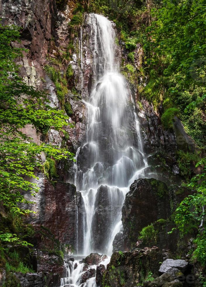 Cascada nideck cerca de las ruinas del castillo medieval en Alsacia foto