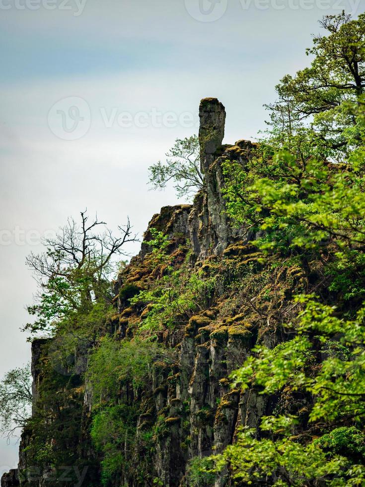 Cascada nideck cerca de las ruinas del castillo medieval en Alsacia foto