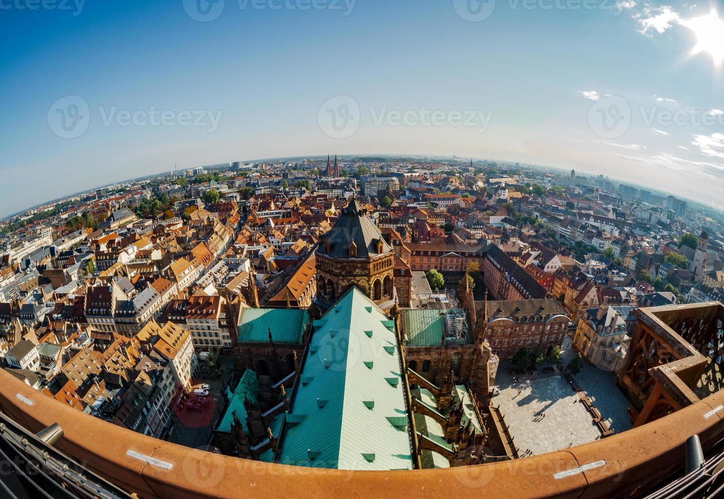 vista aérea de la ciudad de estrasburgo. día soleado. Techos de tejas rojas. foto