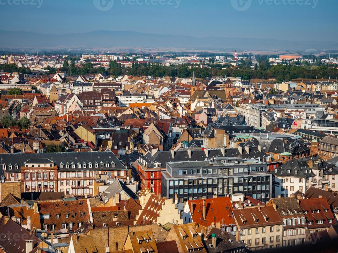 vista aérea de la ciudad de estrasburgo. día soleado. Techos de tejas rojas. foto