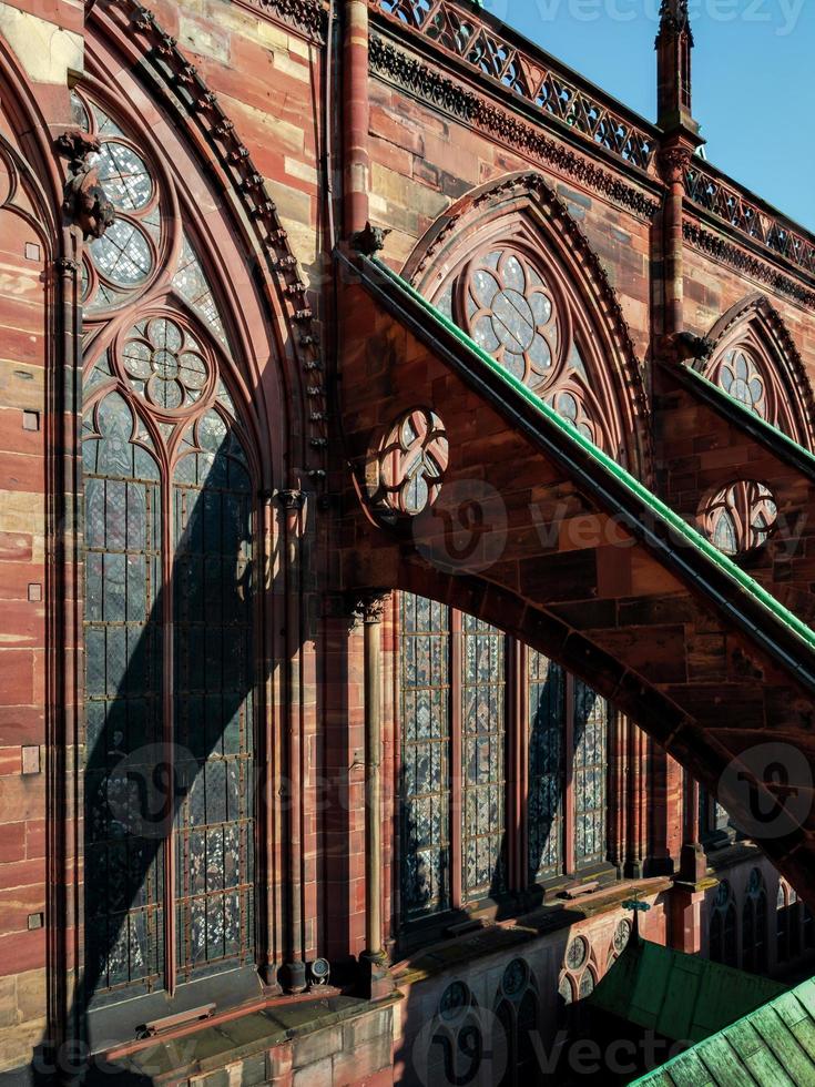 contrafuertes y otros elementos góticos de la catedral más alta, estrasburgo. foto