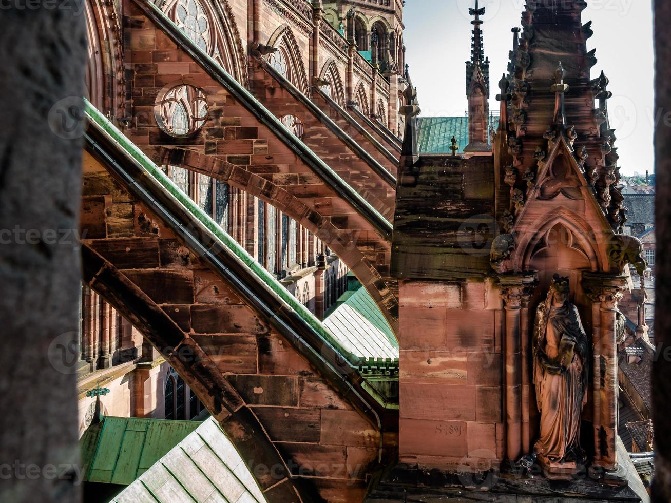 contrafuertes y otros elementos góticos de la catedral más alta, estrasburgo. foto