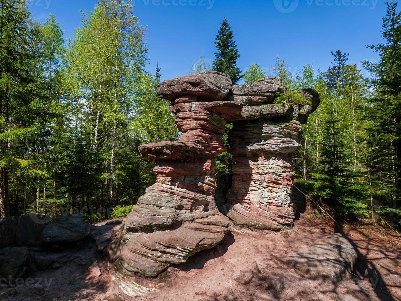 Puerta de piedra, estructura misteriosa en las montañas de los Vosgos, Francia foto