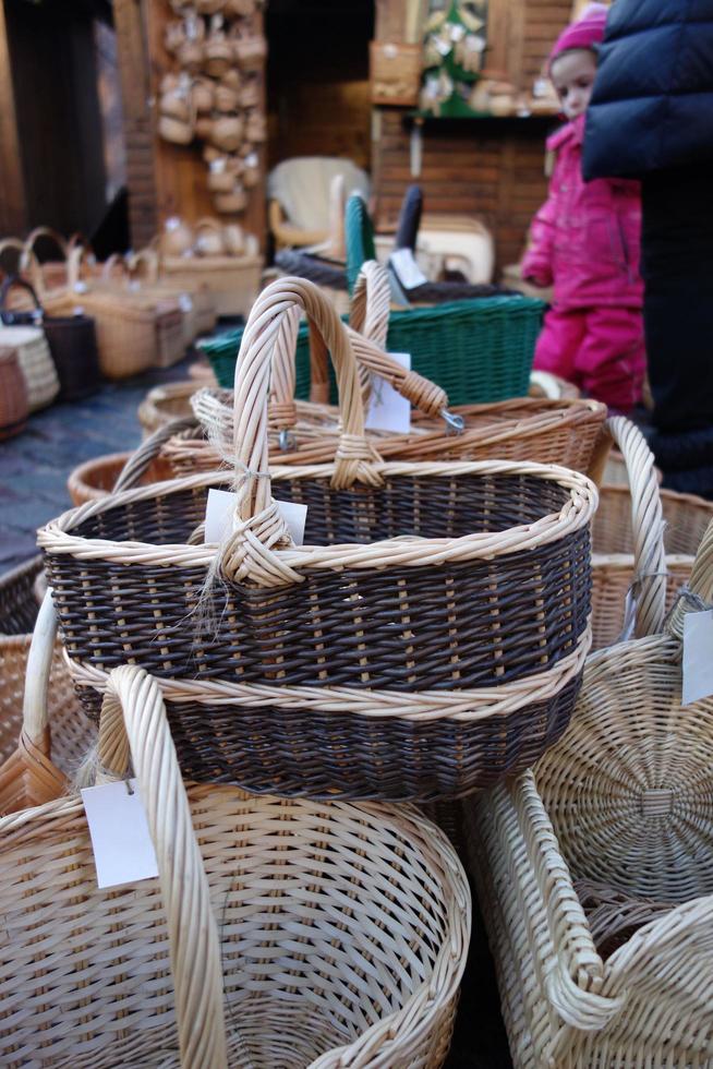 en el mercado navideño una amplia selección de variedad de cestas trenzadas a mano. foto