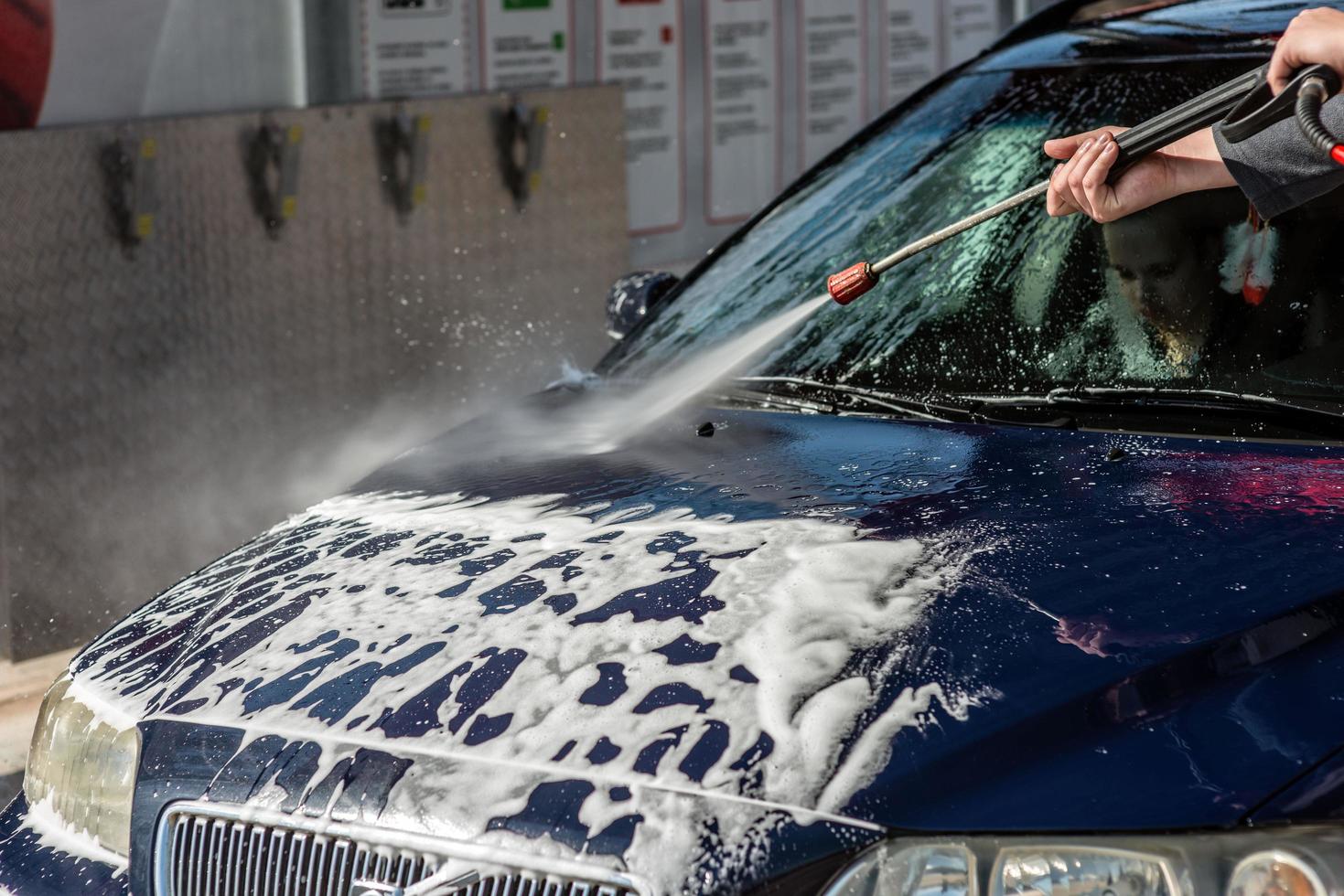 Autoservicio de lavado de autos sin toque. lavar con agua y espuma. foto