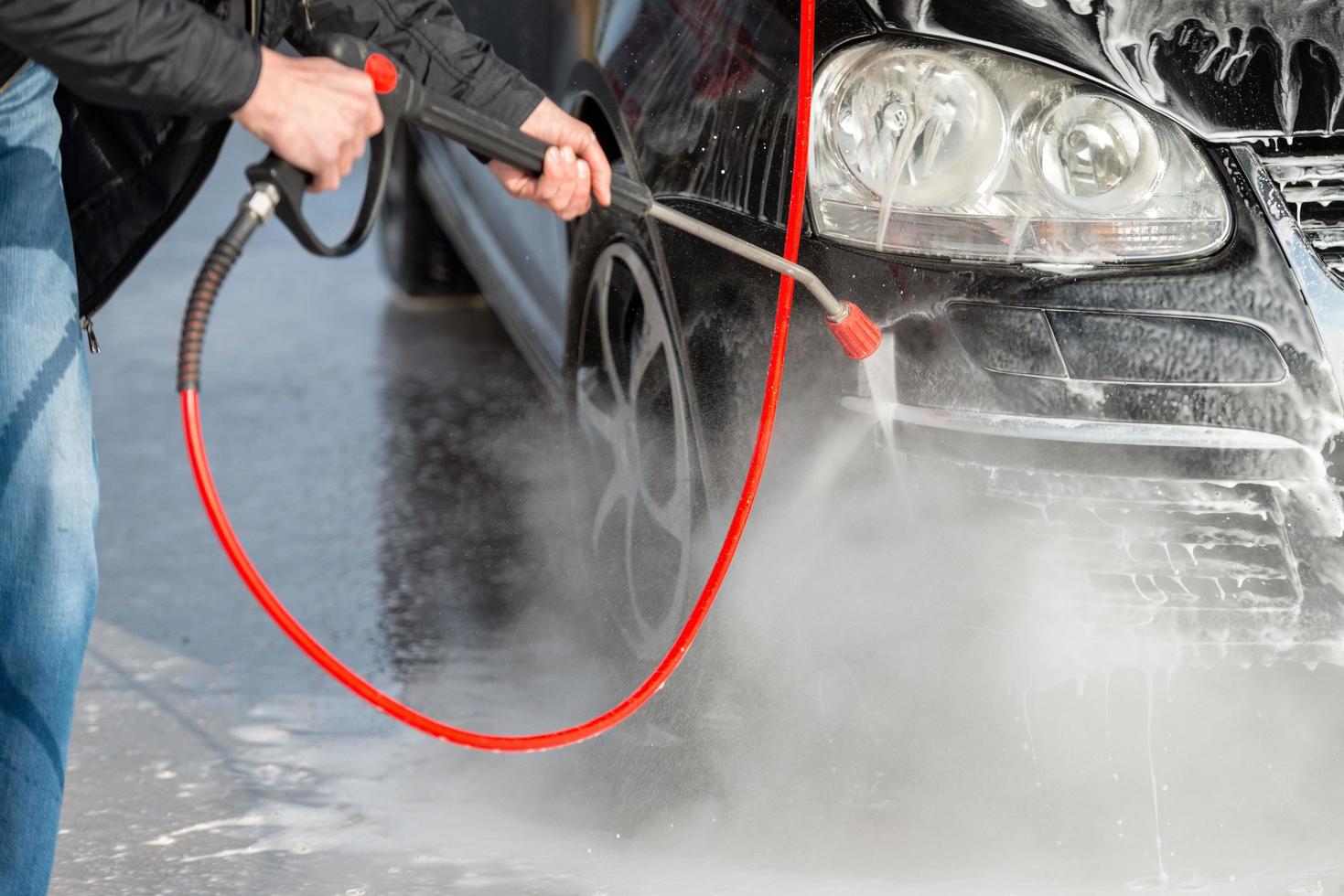 Autoservicio de lavado de autos sin toque. lavar con agua y espuma. foto