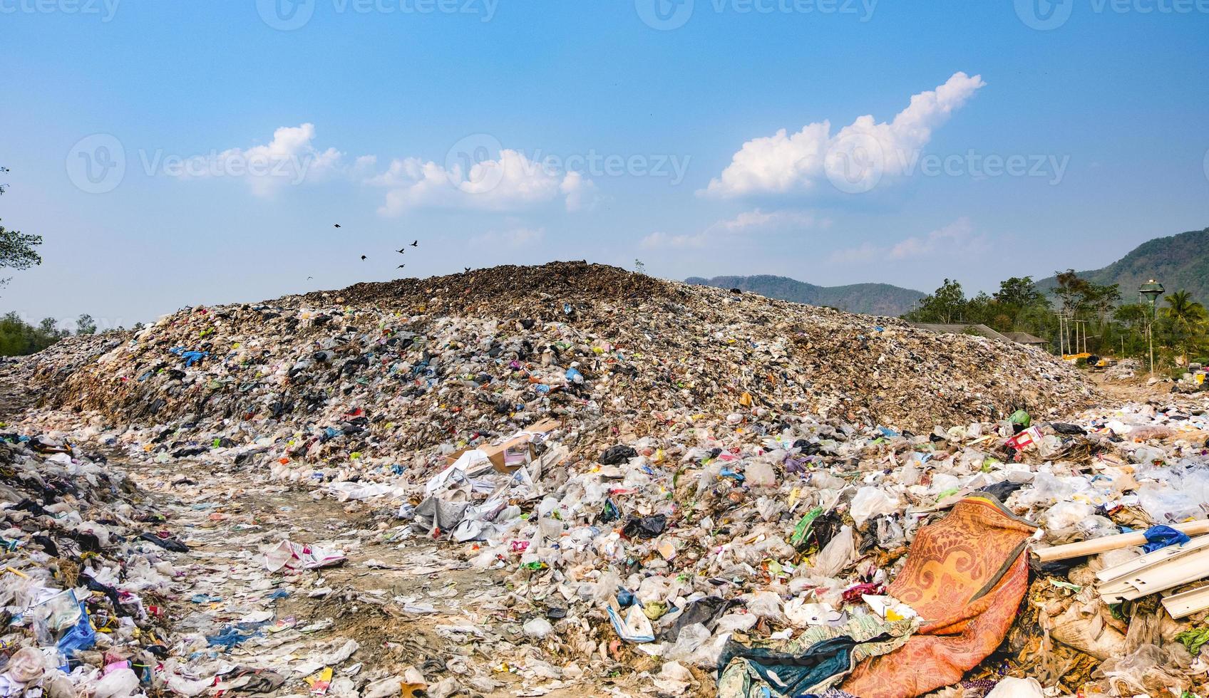 montaña contaminada gran pila de basura y contaminación foto