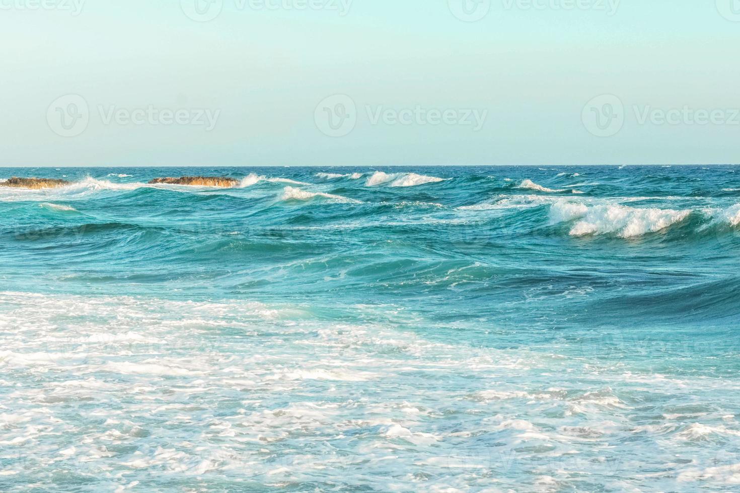 la costa del mar mediterráneo. las olas. el horizonte. cielo y mar en verano foto