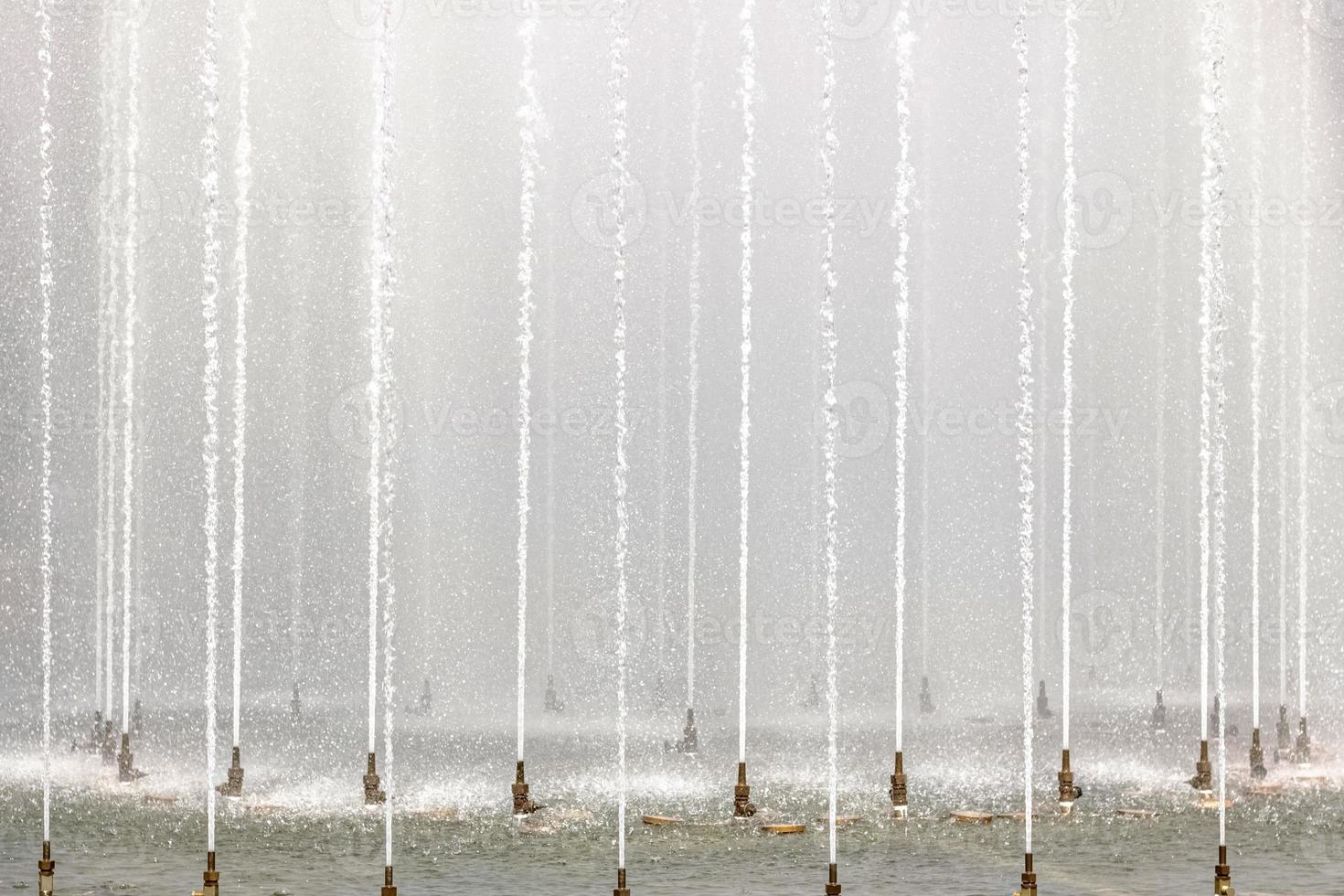 Fondo de chorros y salpicaduras de una fuente en el parque. foto