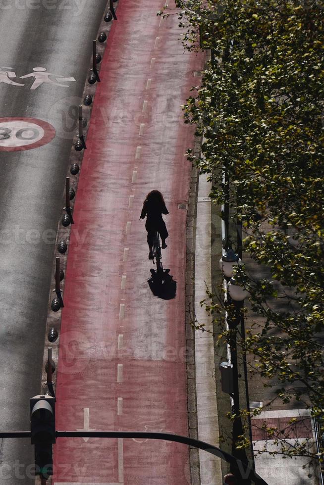 Ciclista en la calle de la ciudad de Bilbao España foto