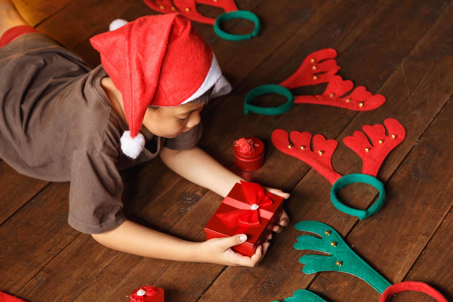 niño con caja de regalo el día de navidad foto