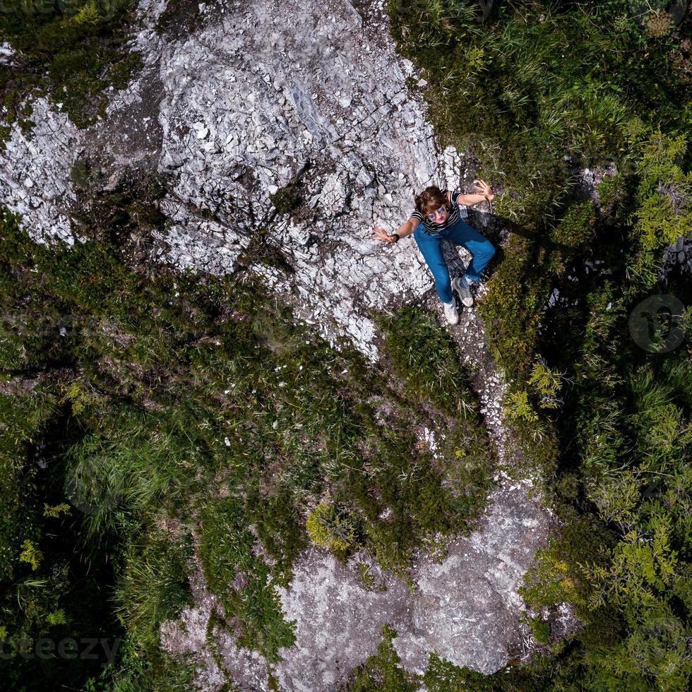 niña en las montañas foto