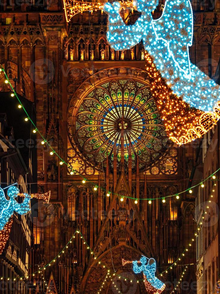 Adornos navideños en las calles de Estrasburgo, Francia foto