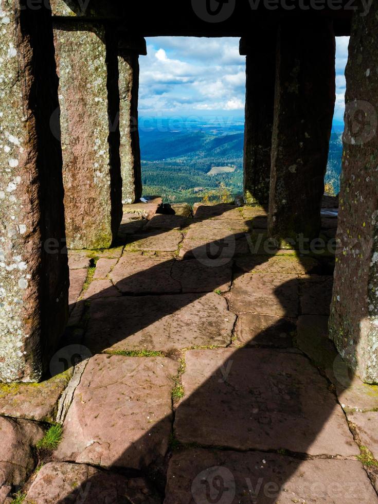 Monumento en el pico de la montaña Donon en Vosgos, Francia foto