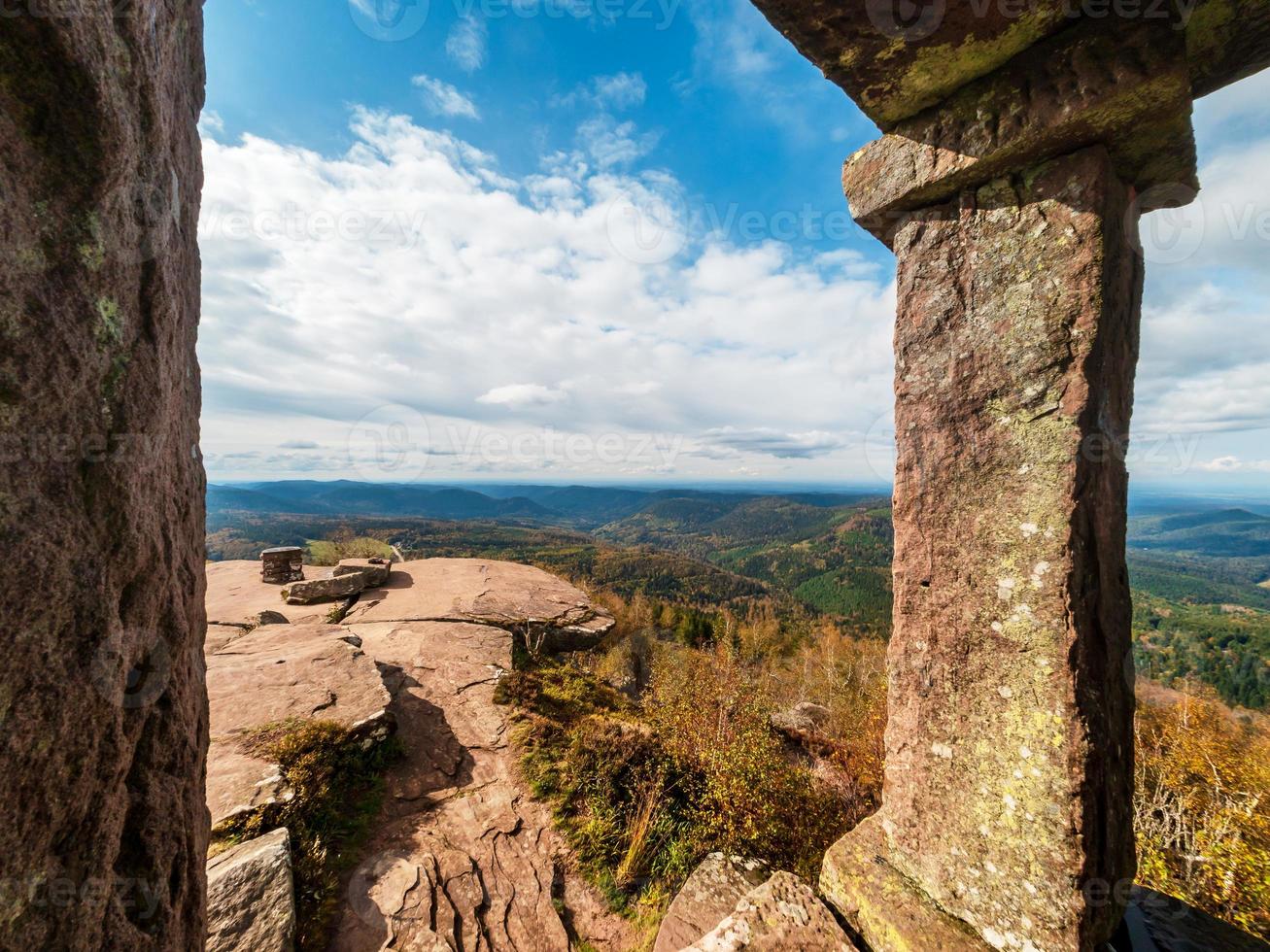 Monumento en el pico de la montaña Donon en Vosgos, Francia foto