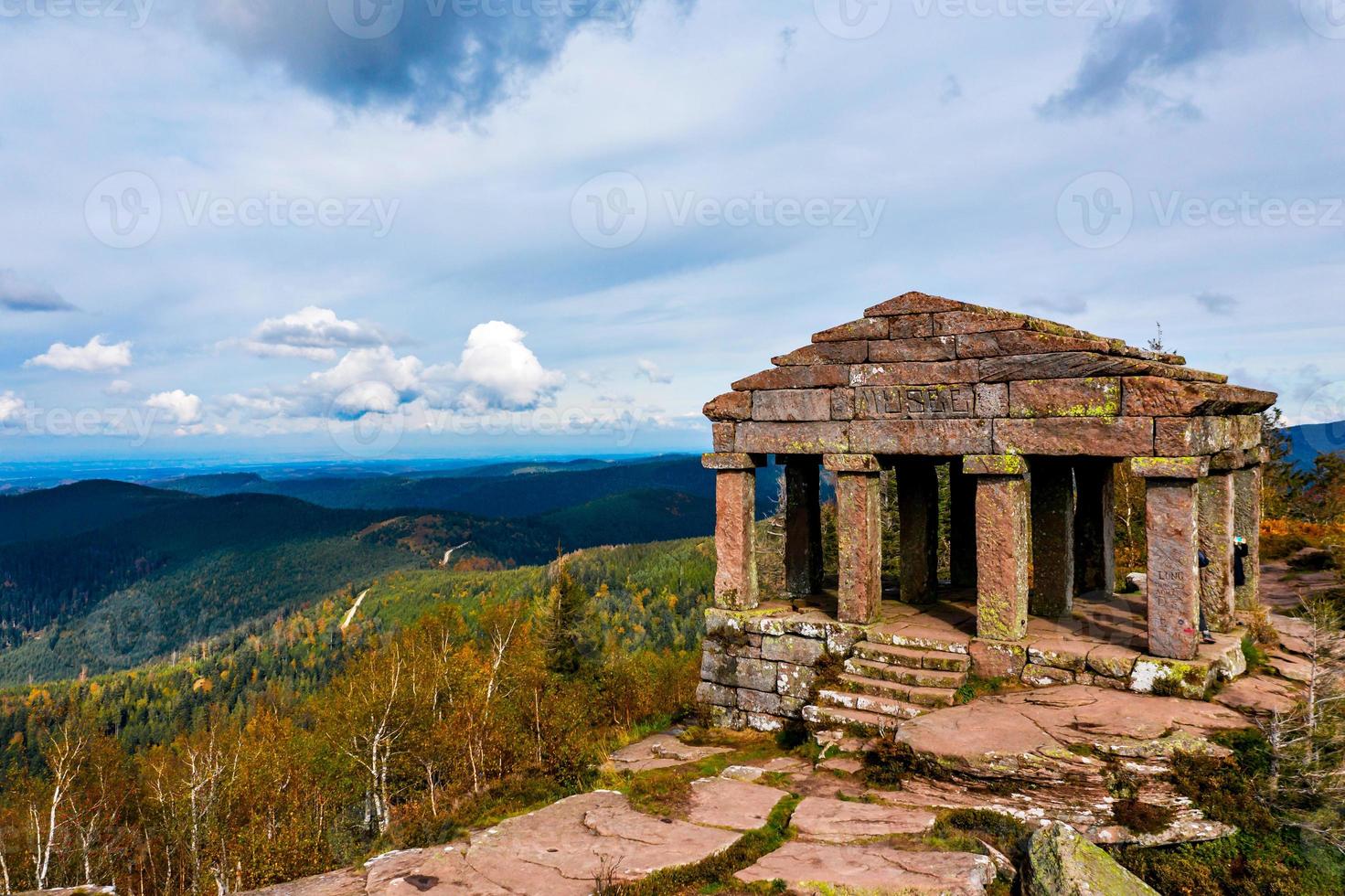 Monumento en el pico de la montaña Donon en Vosgos, Francia foto