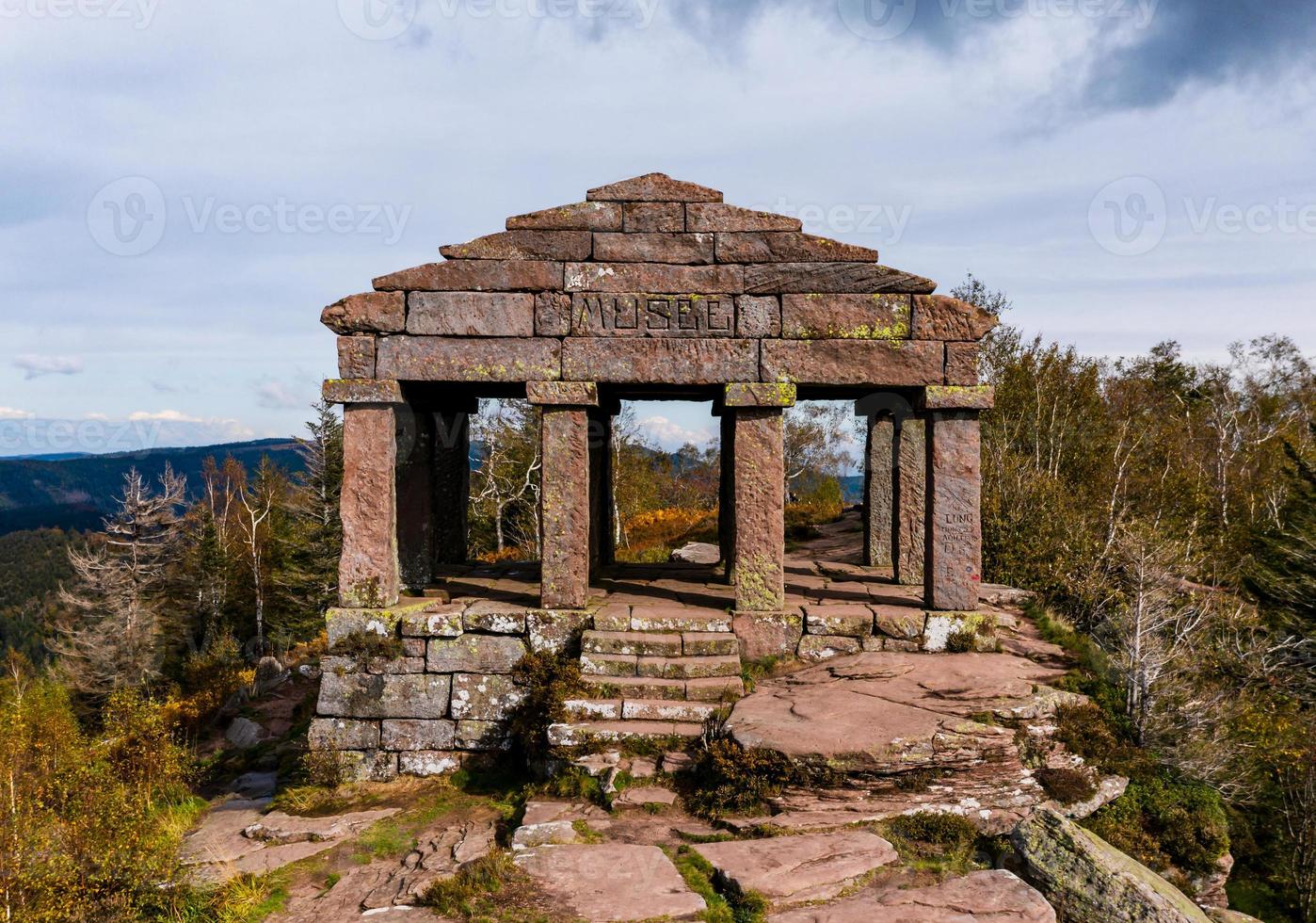 Monumento en el pico de la montaña Donon en Vosgos, Francia foto