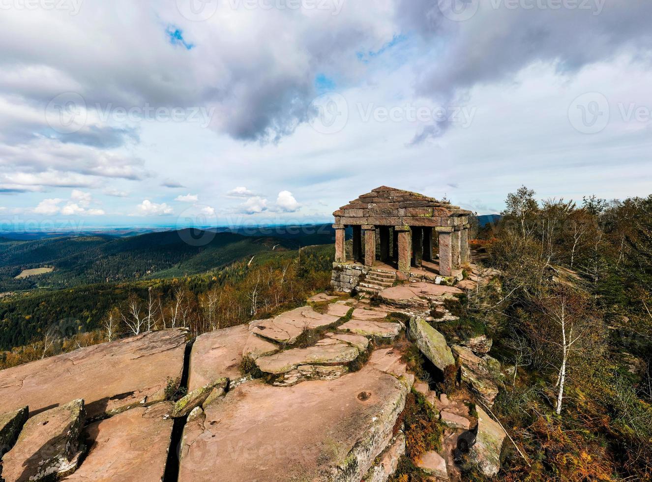 Monumento en el pico de la montaña Donon en Vosgos, Francia foto