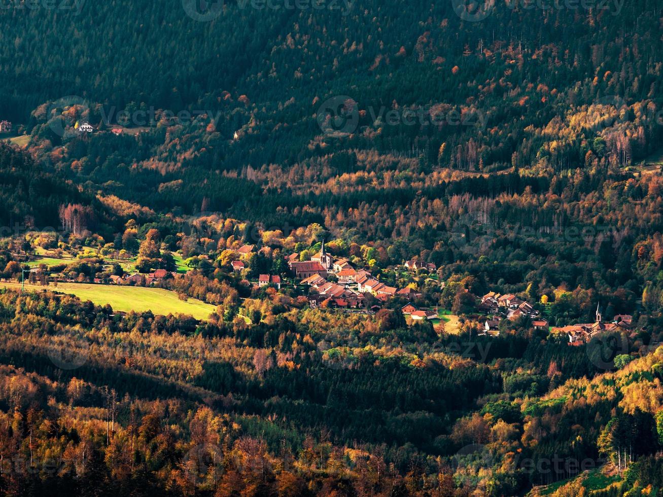Vista desde la cima de la montaña a las montañas Vosgos en Alsacia, Francia foto