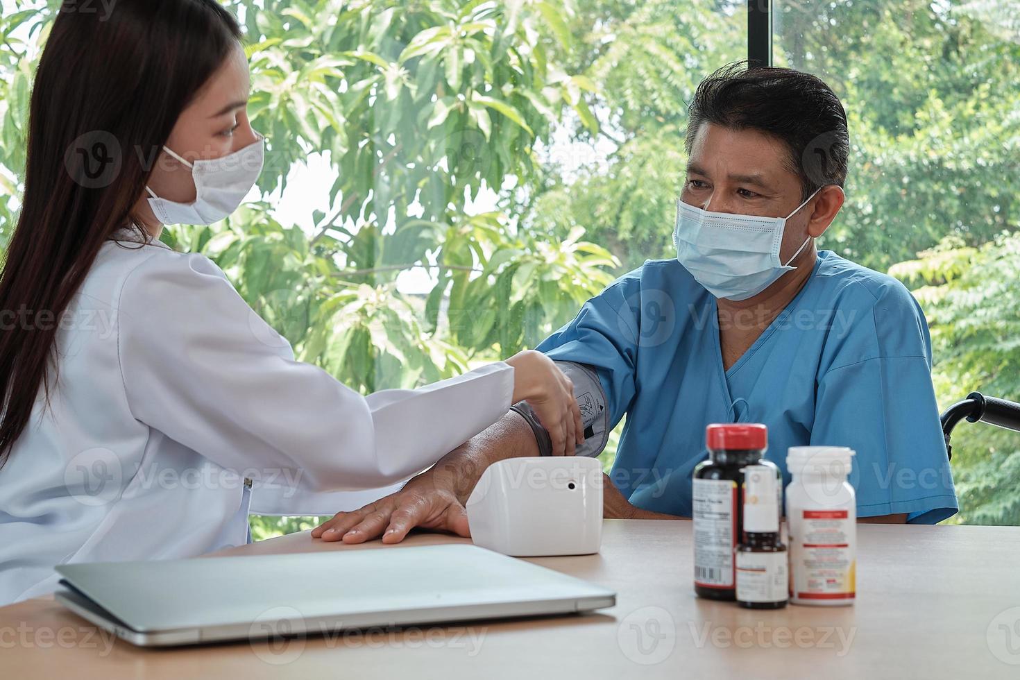 médico comprueba la salud del hombre discapacitado. foto