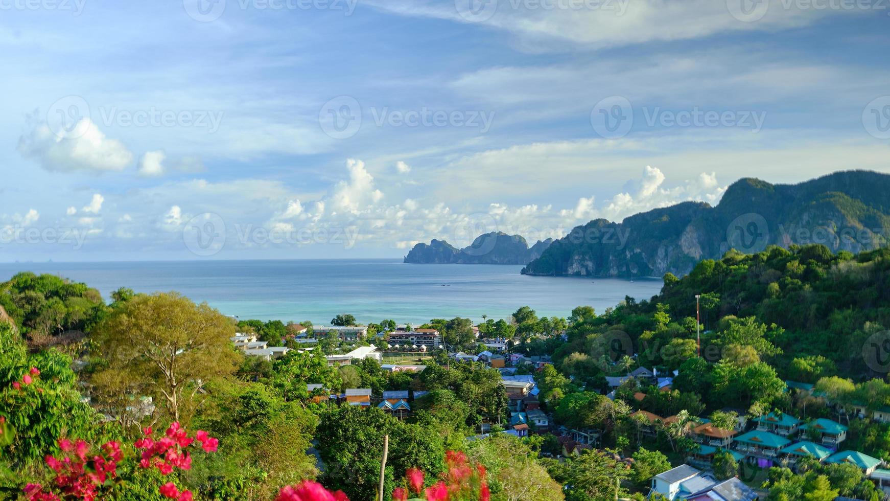 vista panorámica desde el punto de vista de alto ángulo en la isla de phi phi. foto