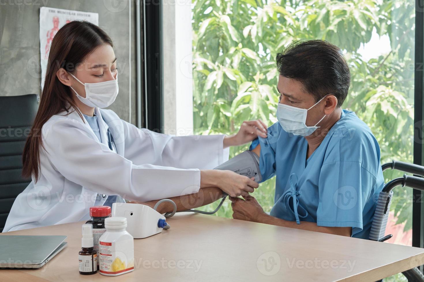 médico comprueba la salud del hombre discapacitado. foto