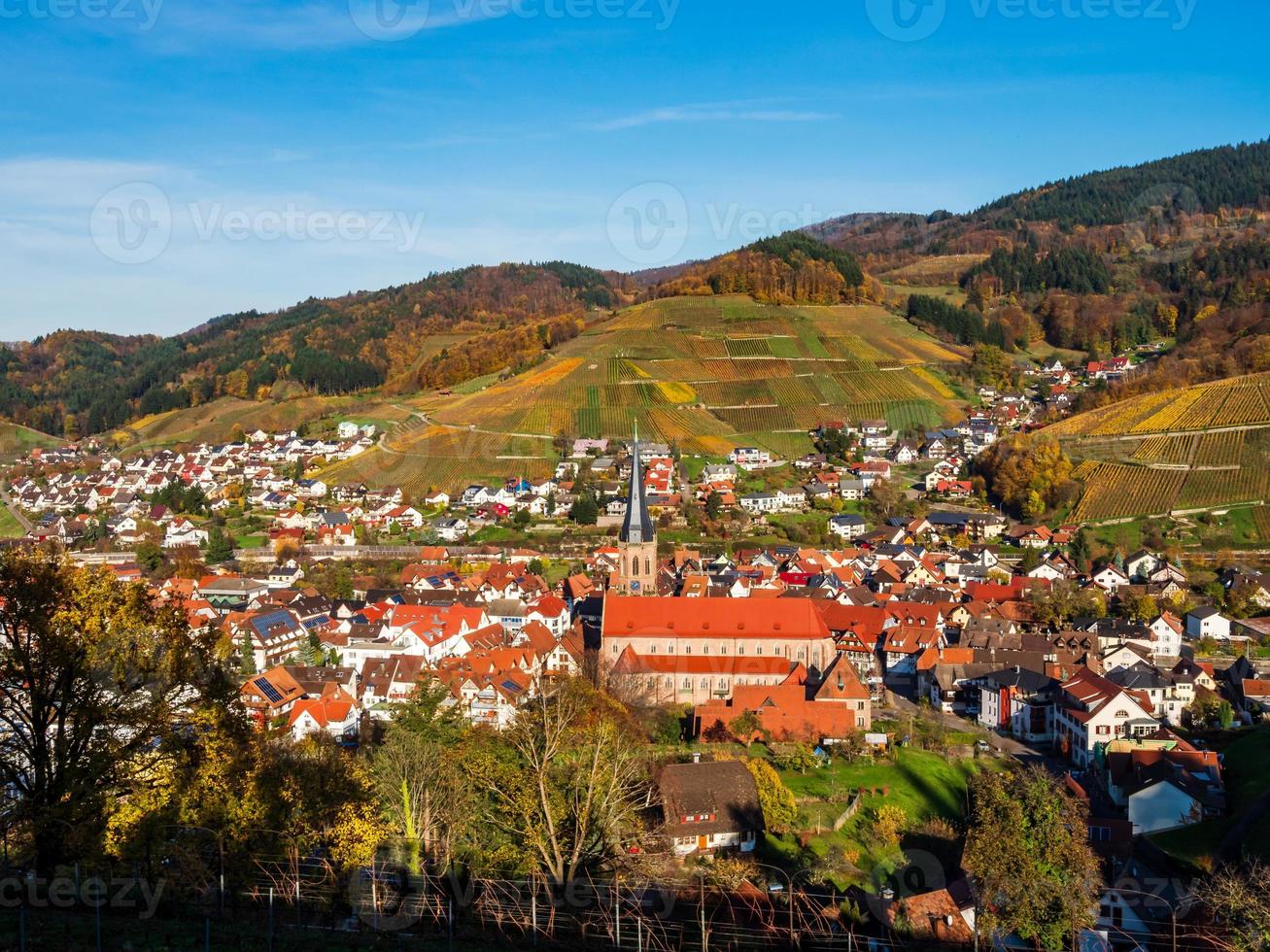 Vista aérea de kappelrodeck en las montañas de la Selva Negra, Alemania foto