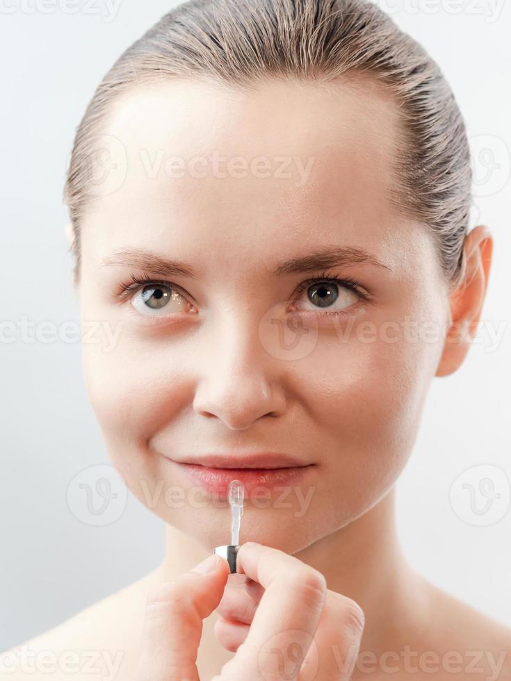 esteticista trata los labios, tratamiento facial foto