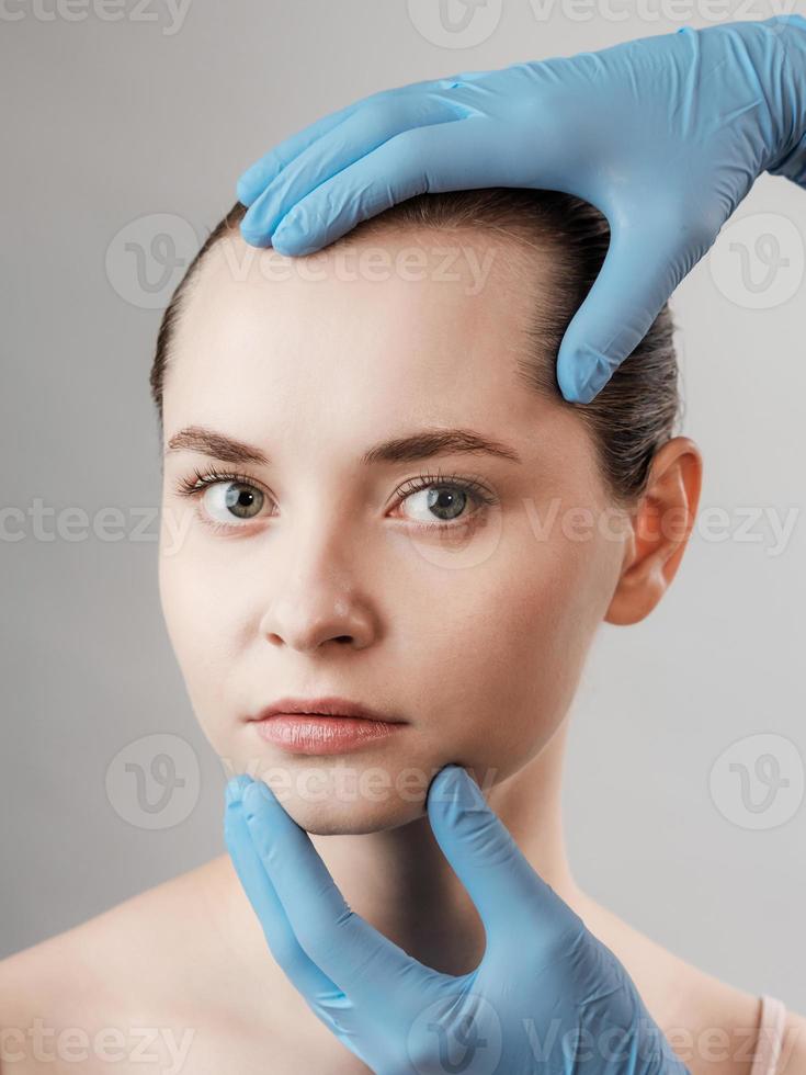 tratamiento de belleza para rostro femenino joven foto
